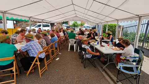 Dos grandes carpas instaladas en la plaza de Quintana dieron sombra para las comidas y la asistencia al recital poético.