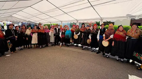 Grupos folclóricos cepedanos animaron con cantos y bailes las celebraciones del XXV aniversario.