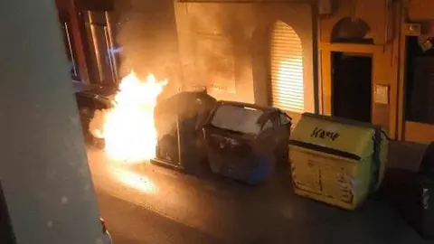 La calle Bernardo del Carpio, en pleno centro de León, ha vuelto a ser escenario de un incendio de vehículo durante la madrugada de este lunes.