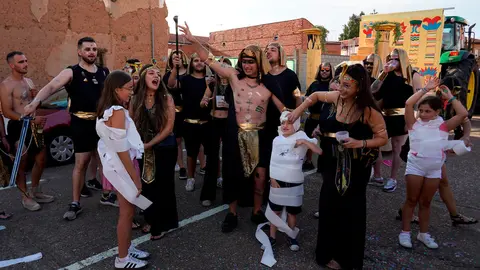 Imagen del desfile de carrozas de Santa Marina del Rey.