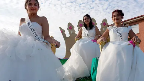 Imagen del desfile de carrozas de Santa Marina del Rey.