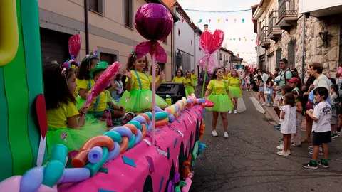 Imagen del desfile de carrozas de Santa Marina del Rey.