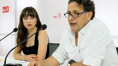 Los miembros de la Secretaría Ejecutiva del PSOE de León, Miguel Ángel Sánchez y Lucía de Castro, ofrecen una rueda de prensa. Foto: Campillo.
