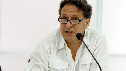 Los miembros de la Secretaría Ejecutiva del PSOE de León, Miguel Ángel Sánchez y Lucía de Castro, ofrecen una rueda de prensa. Foto: Campillo.