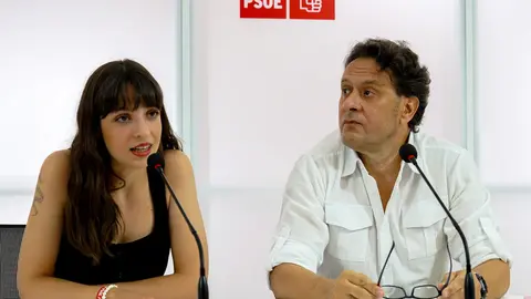 Los miembros de la Secretaría Ejecutiva del PSOE de León, Miguel Ángel Sánchez y Lucía de Castro, ofrecen una rueda de prensa. Foto: Campillo.