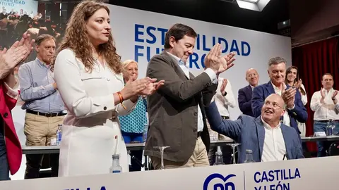 El secretario general del PP, Miguel Tellado, y el presidente del Partido Popular de Castilla y León, Alfonso Fernández Mañueco, clausuran el Comité Ejecutivo y la Junta Directiva Autonómica del PPCyL. En este comité se ha conocido la renuncia de Ester Muñoz a la presidencia del PP en la provincia de León. Fotos: Eduardo Margareto