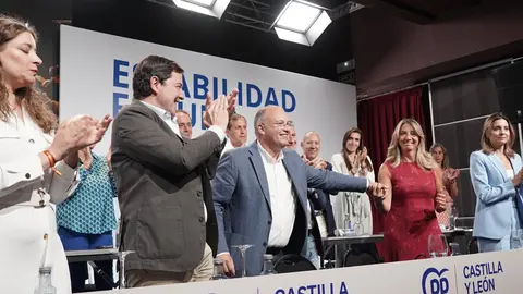 El secretario general del PP, Miguel Tellado, y el presidente del Partido Popular de Castilla y León, Alfonso Fernández Mañueco, clausuran el Comité Ejecutivo y la Junta Directiva Autonómica del PPCyL. En este comité se ha conocido la renuncia de Ester Muñoz a la presidencia del PP en la provincia de León. Fotos: Eduardo Margareto
