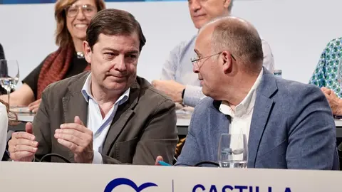 El secretario general del PP, Miguel Tellado, y el presidente del Partido Popular de Castilla y León, Alfonso Fernández Mañueco, clausuran el Comité Ejecutivo y la Junta Directiva Autonómica del PPCyL. En este comité se ha conocido la renuncia de Ester Muñoz a la presidencia del PP en la provincia de León. Fotos: Eduardo Margareto