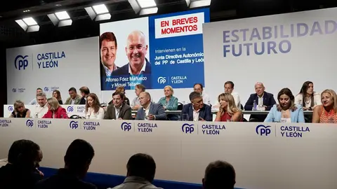 El secretario general del PP, Miguel Tellado, y el presidente del Partido Popular de Castilla y León, Alfonso Fernández Mañueco, clausuran el Comité Ejecutivo y la Junta Directiva Autonómica del PPCyL. En este comité se ha conocido la renuncia de Ester Muñoz a la presidencia del PP en la provincia de León. Fotos: Eduardo Margareto