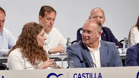 El secretario general del PP, Miguel Tellado, y el presidente del Partido Popular de Castilla y León, Alfonso Fernández Mañueco, clausuran el Comité Ejecutivo y la Junta Directiva Autonómica del PPCyL. En este comité se ha conocido la renuncia de Ester Muñoz a la presidencia del PP en la provincia de León. Fotos: Eduardo Margareto