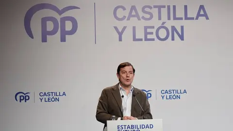 El secretario general del PP, Miguel Tellado, y el presidente del Partido Popular de Castilla y León, Alfonso Fernández Mañueco, clausuran el Comité Ejecutivo y la Junta Directiva Autonómica del PPCyL. En este comité se ha conocido la renuncia de Ester Muñoz a la presidencia del PP en la provincia de León. Fotos: Eduardo Margareto