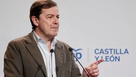 El secretario general del PP, Miguel Tellado, y el presidente del Partido Popular de Castilla y León, Alfonso Fernández Mañueco, clausuran el Comité Ejecutivo y la Junta Directiva Autonómica del PPCyL. En este comité se ha conocido la renuncia de Ester Muñoz a la presidencia del PP en la provincia de León. Fotos: Eduardo Margareto