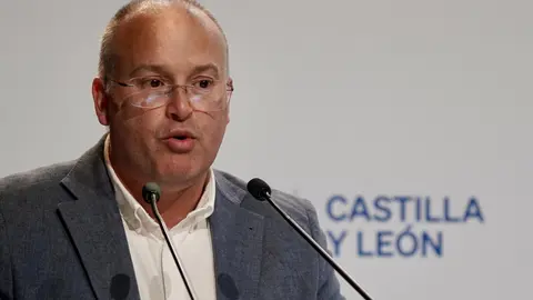 El secretario general del PP, Miguel Tellado, y el presidente del Partido Popular de Castilla y León, Alfonso Fernández Mañueco, clausuran el Comité Ejecutivo y la Junta Directiva Autonómica del PPCyL. En este comité se ha conocido la renuncia de Ester Muñoz a la presidencia del PP en la provincia de León. Fotos: Eduardo Margareto