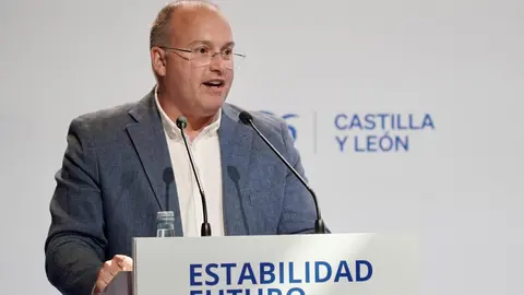 El secretario general del PP, Miguel Tellado, y el presidente del Partido Popular de Castilla y León, Alfonso Fernández Mañueco, clausuran el Comité Ejecutivo y la Junta Directiva Autonómica del PPCyL. En este comité se ha conocido la renuncia de Ester Muñoz a la presidencia del PP en la provincia de León. Fotos: Eduardo Margareto