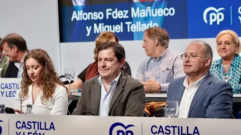 El secretario general del PP, Miguel Tellado, y el presidente del Partido Popular de Castilla y León, Alfonso Fernández Mañueco, clausuran el Comité Ejecutivo y la Junta Directiva Autonómica del PPCyL. En este comité se ha conocido la renuncia de Ester Muñoz a la presidencia del PP en la provincia de León. Fotos: Eduardo Margareto