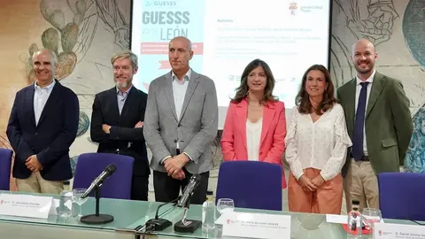 La rectora de la Universidad de León, Nuria González, acompañada por el alcalde de León, José Antonio Diez, presenta el Informe Guess León 2023/2024 que analiza la actividad emprendedora de los estudiantes de la Universidad de León. Foto: Campillo.