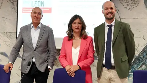 La rectora de la Universidad de León, Nuria González, acompañada por el alcalde de León, José Antonio Diez, presenta el Informe Guess León 2023/2024 que analiza la actividad emprendedora de los estudiantes de la Universidad de León. Foto: Campillo.