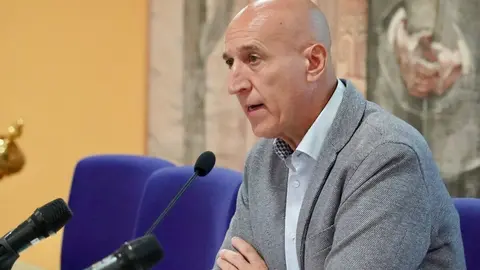 La rectora de la Universidad de León, Nuria González, acompañada por el alcalde de León, José Antonio Diez, presenta el Informe Guess León 2023/2024 que analiza la actividad emprendedora de los estudiantes de la Universidad de León. Foto: Campillo.