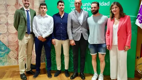 La rectora de la Universidad de León, Nuria González, acompañada por el alcalde de León, José Antonio Diez, presenta el Informe Guess León 2023/2024 que analiza la actividad emprendedora de los estudiantes de la Universidad de León. Foto: Campillo.