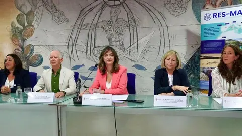 La rectora de la Universidad de León, Nuria González, y el presidente del Patronato de la Fundación Reserva de la Biosfera Alto Bernesga, Antonio García, firman un convenio marco de colaboración entre ambas instituciones. Foto: Campillo.