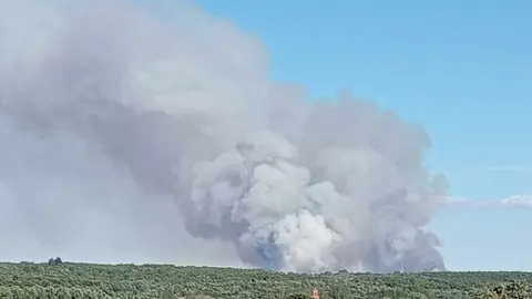 Imagen de la imponente cortina de humo a kilómetros de distancia del incendio en Ferreras de Cepeda.