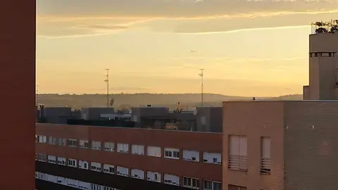 El intenso humo es visible desde León capital, a casi 40 kilómetros del fuego.