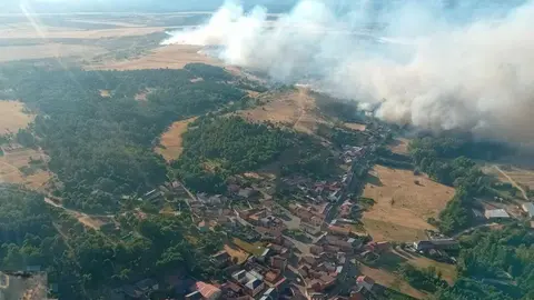 Imagen del avance del fuego sobre las localidades próximas.
