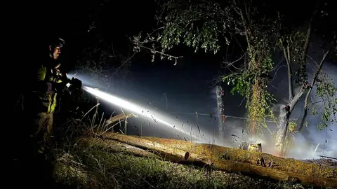 El operativo movilizado por la Junta de Castilla y León y el Ministerio para la Transición Ecológica ha incluido 10 agentes medioambientales, 7 helicópteros (6 autonómicos y 1 estatal), 3 aviones de carga en tierra, 6 cuadrillas helitransportadas, 5 brigadas de tierra, 4 autobombas, 2 bulldozers, además de los bomberos de la Diputación y del Ayuntamiento de León, y 2 técnicos de coordinación.