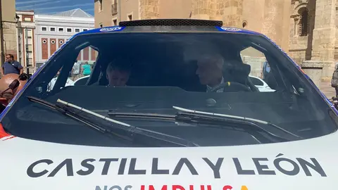 El aventurero leonés participará con un Century en el próximo Rally Dakar tras su paso por la Baja Aragón; Mañueco, Diez y Pollán respaldan el acto de presentación en San Isidoro. Fotos: A.F. Reca