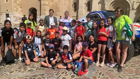 El aventurero leonés participará con un Century en el próximo Rally Dakar tras su paso por la Baja Aragón; Mañueco, Diez y Pollán respaldan el acto de presentación en San Isidoro. Fotos: A.F. Reca