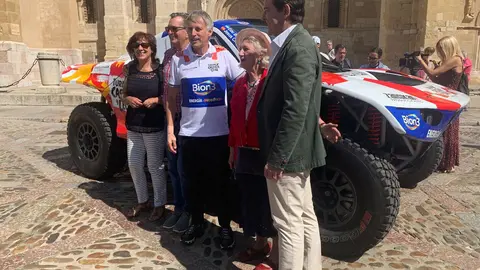 El aventurero leonés participará con un Century en el próximo Rally Dakar tras su paso por la Baja Aragón; Mañueco, Diez y Pollán respaldan el acto de presentación en San Isidoro. Fotos: A.F. Reca