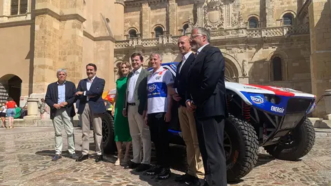 El aventurero leonés participará con un Century en el próximo Rally Dakar tras su paso por la Baja Aragón; Mañueco, Diez y Pollán respaldan el acto de presentación en San Isidoro. Fotos: A.F. Reca