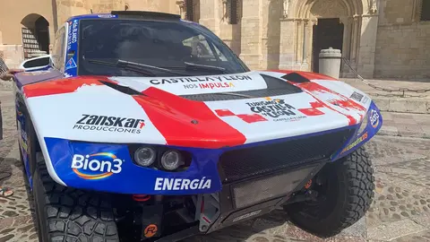 El aventurero leonés participará con un Century en el próximo Rally Dakar tras su paso por la Baja Aragón; Mañueco, Diez y Pollán respaldan el acto de presentación en San Isidoro. Fotos: A.F. Reca