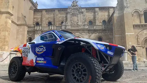 El aventurero leonés participará con un Century en el próximo Rally Dakar tras su paso por la Baja Aragón; Mañueco, Diez y Pollán respaldan el acto de presentación en San Isidoro. Fotos: A.F. Reca
