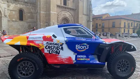 El aventurero leonés participará con un Century en el próximo Rally Dakar tras su paso por la Baja Aragón; Mañueco, Diez y Pollán respaldan el acto de presentación en San Isidoro. Fotos: A.F. Reca