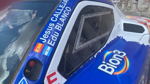 El aventurero leonés participará con un Century en el próximo Rally Dakar tras su paso por la Baja Aragón; Mañueco, Diez y Pollán respaldan el acto de presentación en San Isidoro. Fotos: A.F. Reca