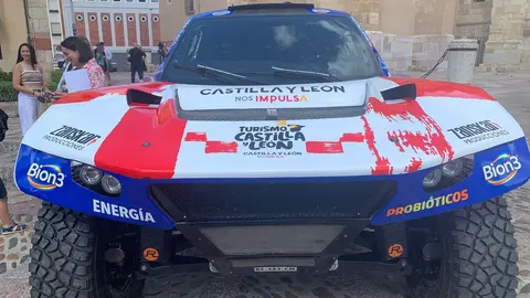 El aventurero leonés participará con un Century en el próximo Rally Dakar tras su paso por la Baja Aragón; Mañueco, Diez y Pollán respaldan el acto de presentación en San Isidoro. Fotos: A.F. Reca