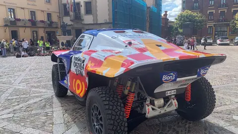 El aventurero leonés participará con un Century en el próximo Rally Dakar tras su paso por la Baja Aragón; Mañueco, Diez y Pollán respaldan el acto de presentación en San Isidoro. Fotos: A.F. Reca