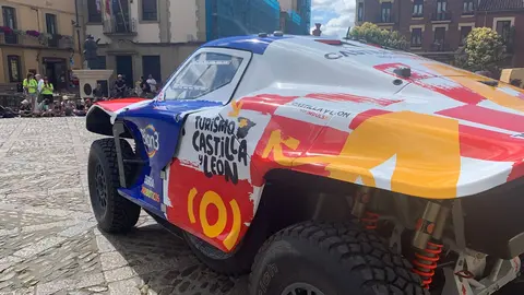 El aventurero leonés participará con un Century en el próximo Rally Dakar tras su paso por la Baja Aragón; Mañueco, Diez y Pollán respaldan el acto de presentación en San Isidoro. Fotos: A.F. Reca