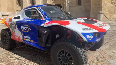 El aventurero leonés participará con un Century en el próximo Rally Dakar tras su paso por la Baja Aragón; Mañueco, Diez y Pollán respaldan el acto de presentación en San Isidoro. Fotos: A.F. Reca