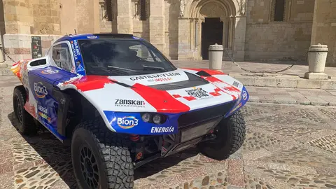 El aventurero leonés participará con un Century en el próximo Rally Dakar tras su paso por la Baja Aragón; Mañueco, Diez y Pollán respaldan el acto de presentación en San Isidoro. Fotos: A.F. Reca