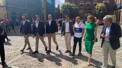 El aventurero leonés participará con un Century en el próximo Rally Dakar tras su paso por la Baja Aragón; Mañueco, Diez y Pollán respaldan el acto de presentación en San Isidoro. Fotos: A.F. Reca