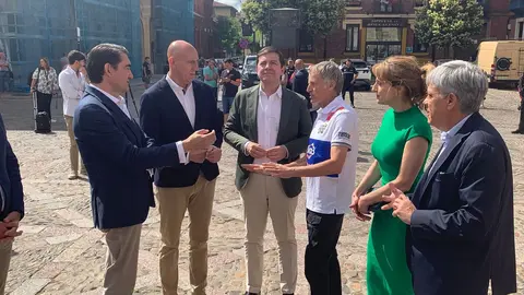 El aventurero leonés participará con un Century en el próximo Rally Dakar tras su paso por la Baja Aragón; Mañueco, Diez y Pollán respaldan el acto de presentación en San Isidoro. Fotos: A.F. Reca