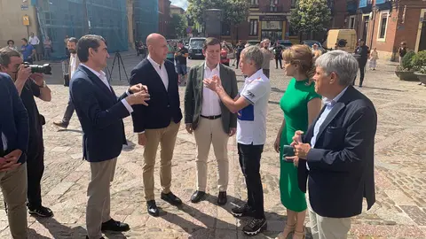 El aventurero leonés participará con un Century en el próximo Rally Dakar tras su paso por la Baja Aragón; Mañueco, Diez y Pollán respaldan el acto de presentación en San Isidoro. Fotos: A.F. Reca