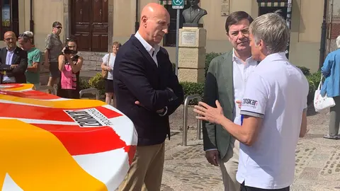 El aventurero leonés participará con un Century en el próximo Rally Dakar tras su paso por la Baja Aragón; Mañueco, Diez y Pollán respaldan el acto de presentación en San Isidoro. Fotos: A.F. Reca