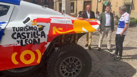 El aventurero leonés participará con un Century en el próximo Rally Dakar tras su paso por la Baja Aragón; Mañueco, Diez y Pollán respaldan el acto de presentación en San Isidoro. Fotos: A.F. Reca