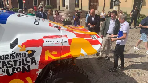 El aventurero leonés participará con un Century en el próximo Rally Dakar tras su paso por la Baja Aragón; Mañueco, Diez y Pollán respaldan el acto de presentación en San Isidoro. Fotos: A.F. Reca