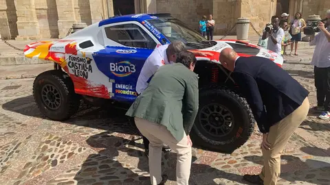 El aventurero leonés participará con un Century en el próximo Rally Dakar tras su paso por la Baja Aragón; Mañueco, Diez y Pollán respaldan el acto de presentación en San Isidoro. Fotos: A.F. Reca