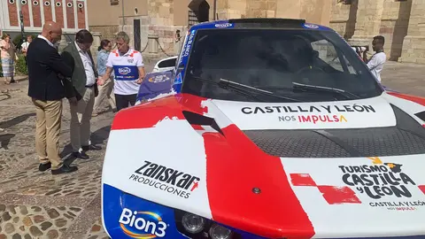 El aventurero leonés participará con un Century en el próximo Rally Dakar tras su paso por la Baja Aragón; Mañueco, Diez y Pollán respaldan el acto de presentación en San Isidoro. Fotos: A.F. Reca