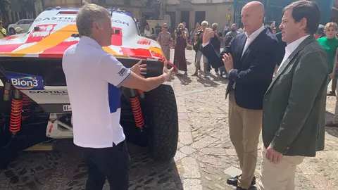 El aventurero leonés participará con un Century en el próximo Rally Dakar tras su paso por la Baja Aragón; Mañueco, Diez y Pollán respaldan el acto de presentación en San Isidoro. Fotos: A.F. Reca